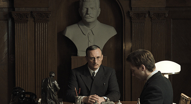 RECENZE: Proti stalinskému systému se srdcem na dlani? Směšná sebevražda