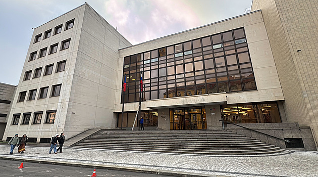 Že nás ruší, jsem zjistil z tiskovky, říká šéf krizového týmu na vnitru. Opozice se bouří