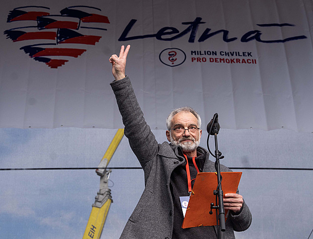 ONLINE: Vítěz voleb je jasný, politiku však určují extremisté, řekl na Letné Trojan