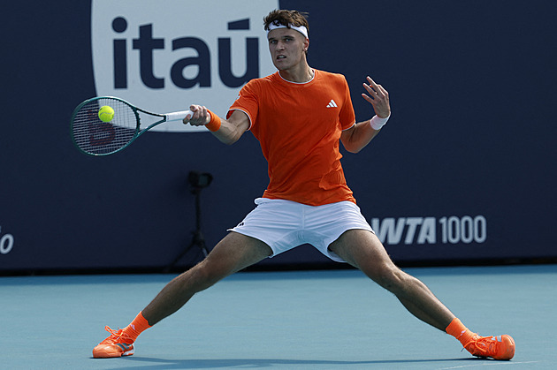 Menšík promarnil mečboly a titul v Miami neobhájí, Muchová je už ve čtvrtfinále