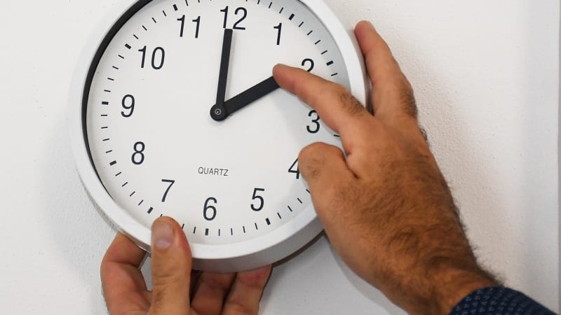 Změna času: Každoroční loupež hodiny spánku škodí zdraví. Kdy se posouvání hodin zastaví?