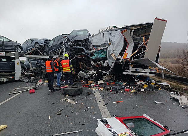 Děsivě vyhlížející nehoda. D8 zavřel karambol tří kamionů, jeden převážel auta