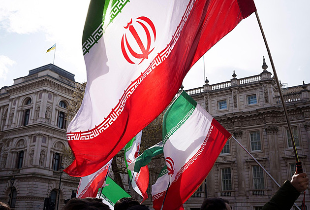 Dilema pro Británii. Trump se jí vysmívá i přes základny, z druhé strany hrozí Írán