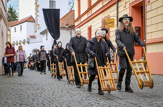 OBRAZEM: Bílé masky, černé oděvy a tajuplné zvuky. Budějovicemi prochází hrkači