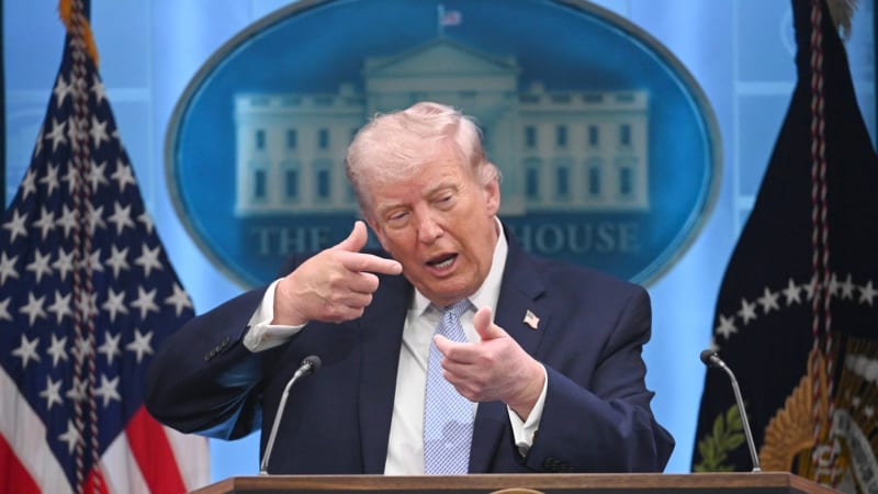 Írán dokážeme zničit za jedinou noc, hrozí Trump. Schová Teherán elektrárny za lidské řetězy?