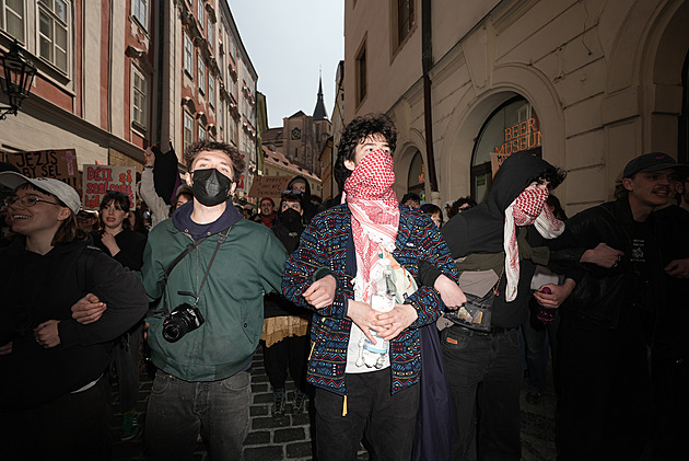 Pochod pro život dorazil do centra, odpůrci blokovali trasu