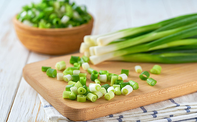 Zkuste jarní cibulku upravit à la chřest. Nebo na grilu podle Pohlreicha