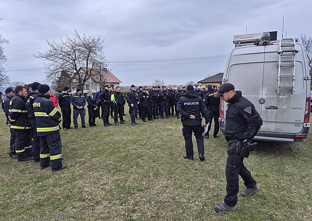 Pohřešovanou čtrnáctiletou dívku našli v lese, pomohla informace od místních