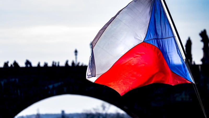 Poslanci řeší Den vlajky: Šťastný mluví o posílení hrdosti, Haas o přepáleném humbuku