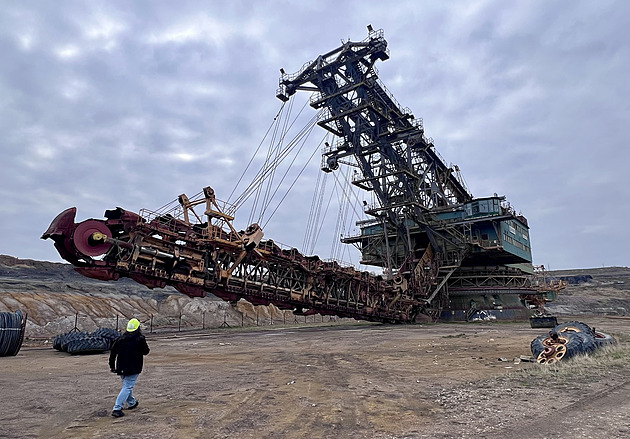 Důlní kolos míří do šrotu. Ukrýval i zasedačku, kuchyň či šatnu s nahotinkami