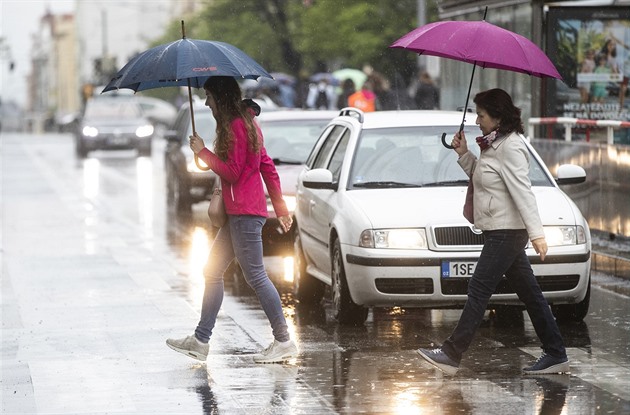O víkendu mohou Česko zasáhnout bouřky. Příští týden bude i mrznout