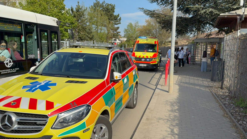 Návštěvník pražské zoo spadl z lanovky. Na místě zasahovali záchranáři