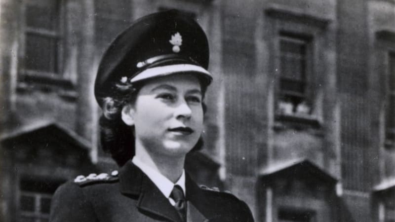 Královna Alžběta, jak ji neznáte. Za války byla řidičkou a automechaničkou v armádě