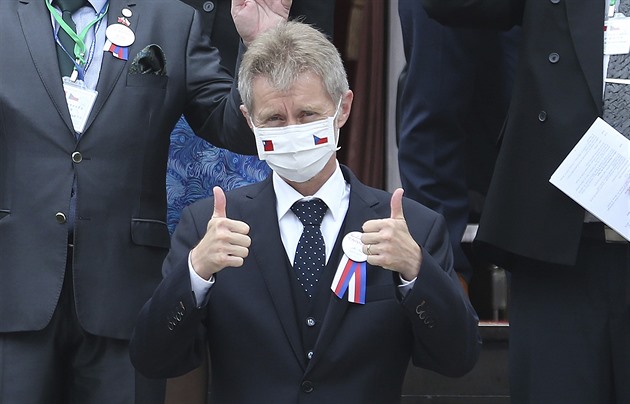 Umožněte Vystrčilovi cestu na Tchaj-wan vládním speciálem, vyzvala TOP 09 vládu