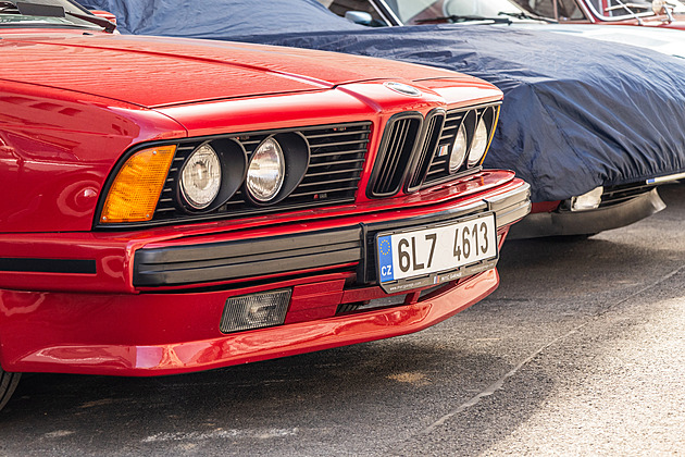 Smečka veteránů chce vidět Neapol a přežít. Startují z Prahy