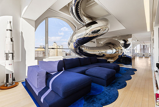 Do obýváku se jede po 24metrové skluzavce. Nahlédněte do neuvěřitelného bytu