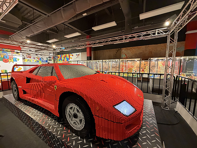 Supermodel Ferrari, Velká čínská zeď i detail oka. V Praze otevřela obří výstava lega