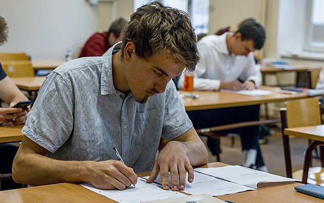 Maturuje rekordní počet studentů. Začínají angličtinou a matematikou
