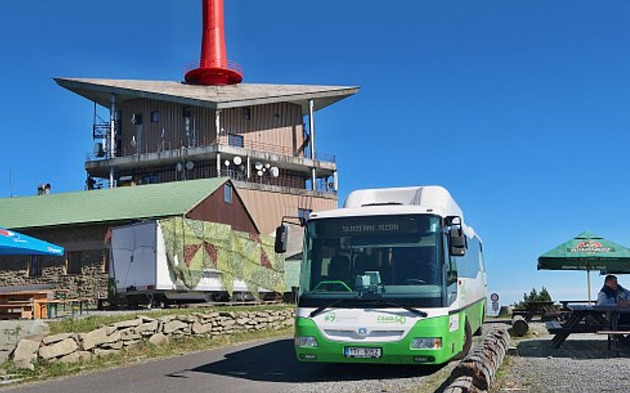 Vzhůru na Lysou horu. Výletníci se na vrchol dostanou třikrát týdně i autobusem