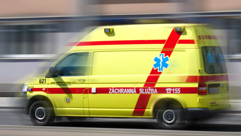 Smrtelná nehoda u Drahova: Muže po nárazu do stromu našli mimo vozidlo, oživování bylo marné