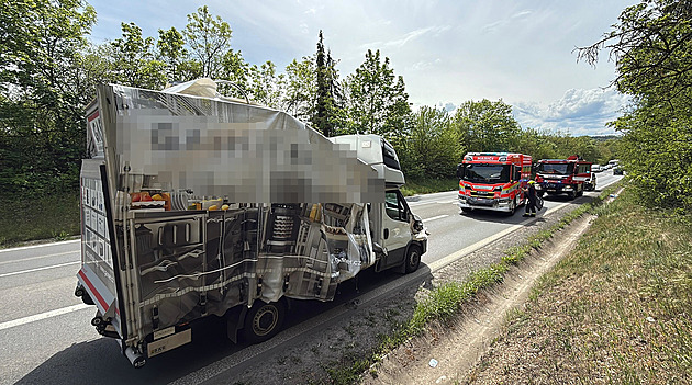 Dodávka nabourala do vozu údržby zeleně, náraz vážně zranil dva pracovníky