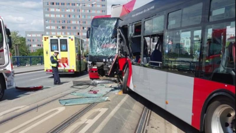 Vážná nehoda v Praze: Srazil se autobus s tramvají. V platnosti byl traumaplán