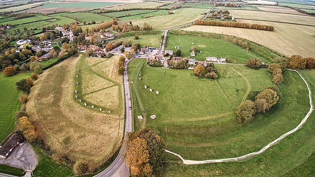 Vesnice uvnitř pravěkého monumentu. V Avebury si odpočinete od davů