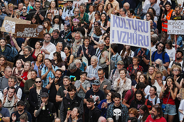 Lidé v Praze se scházejí na demonstraci na podporu ČT a ČRo. Vládě donesou petici
