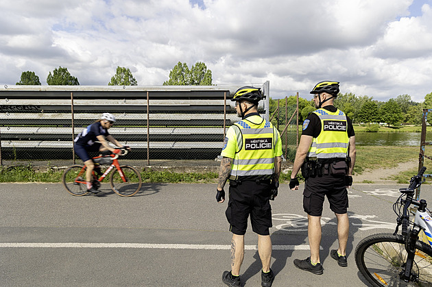 Jízda po chodníku či v protisměru, ignorace značek. Strážníci si posvítili na cyklisty