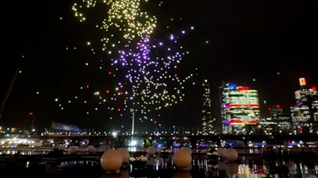 Diváci show v Sydney nevěřili svým očím: Z nebe pršely desítky porouchaných dronů