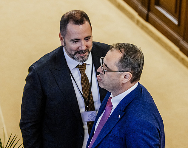 Poslanci mají jednat o recyklaci baterií, čekají je i pravidelné interpelace