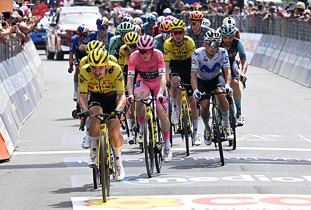 Giro ONLINE: Horské finále, Vingegaard útočí daleko pod vrcholem Piancavalla
