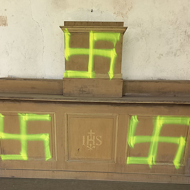 Hákové kříže na oltáři i zdi. Vandal poničil poutní místo v Horní Polici