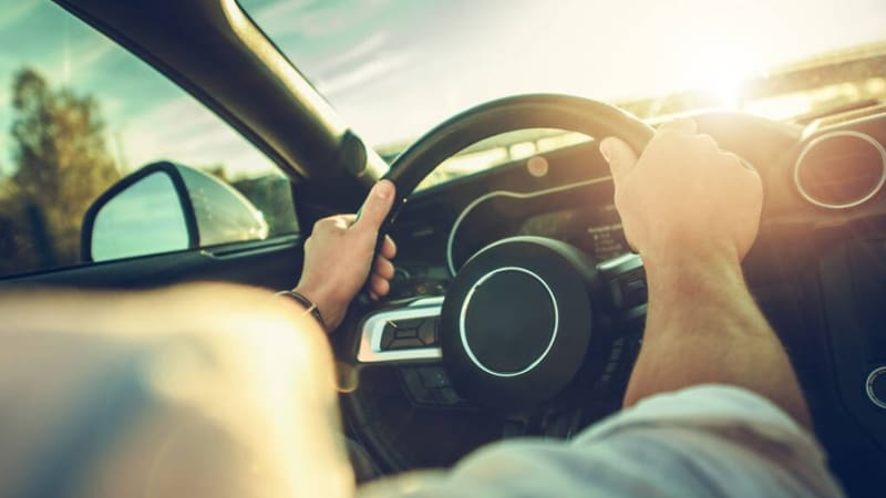 Bezmozek za volantem, zlobí se lidé. Řidič na D1 během jízdy lezl z okna, už ho má policie