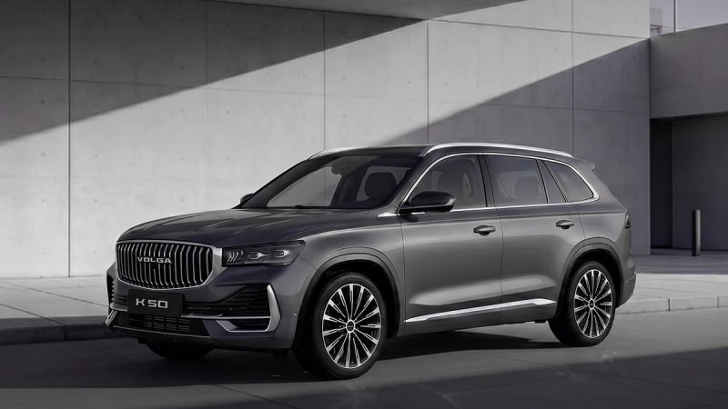Rusko představilo „novou" Volhu. Je třikrát dražší než originál z Číny a má českou stopu