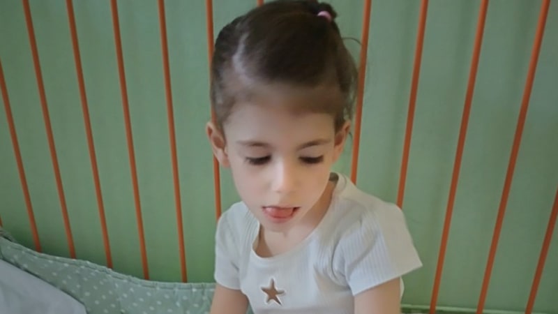 Vzácná nemoc malé Beátce otočila život naruby. Naděje existuje, potřebuje ale pomoc