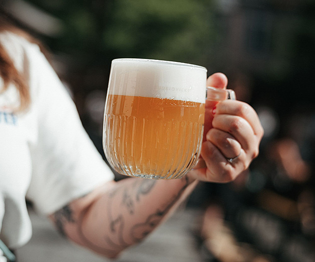 Budvar představuje letní hit. S ikonou světové pivní scény uvařil osvěžující Ale