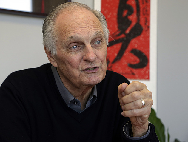Alan Alda oslavil letos devadesátiny. Postěžoval si na zdravotní problémy