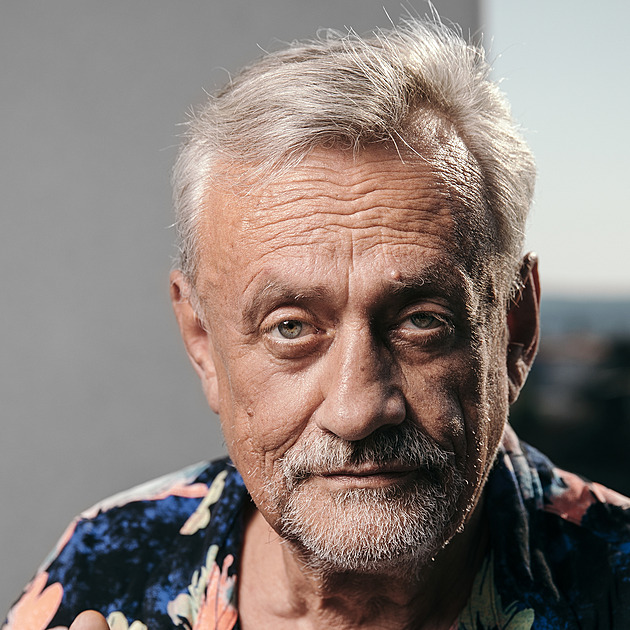 Vnoučata učím sprostý říkanky, aby měla ve škole čím zaujmout, říká Richard Tesařík