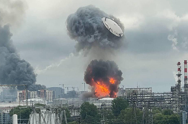 Jako UFO. Exploze v Moskvě urvala střechu ropné nádrže, letěla vysoko do vzduchu