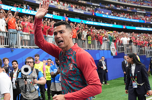 OBRAZEM: Hattrick Španělům i gól Severní Koreji. Jak Ronaldo tvořil rekord