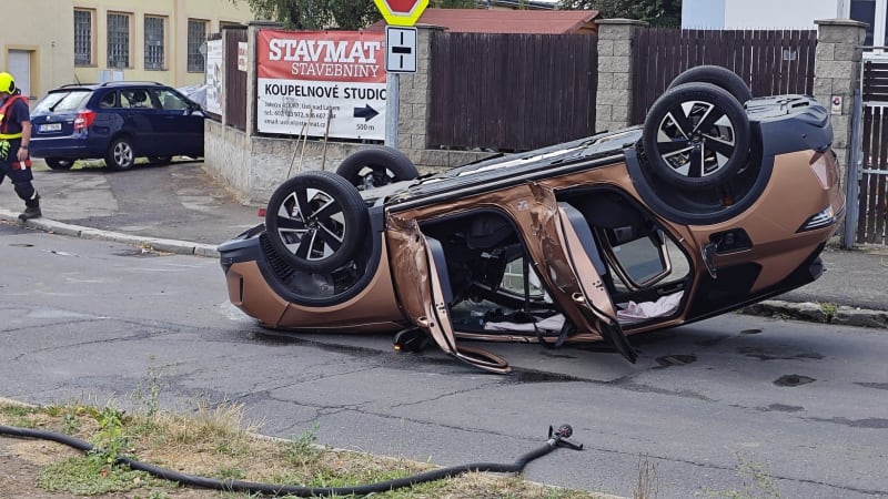 Dramatická nehoda v Předlicích: Jedno z aut skončilo na střeše, tři lidé se zranili