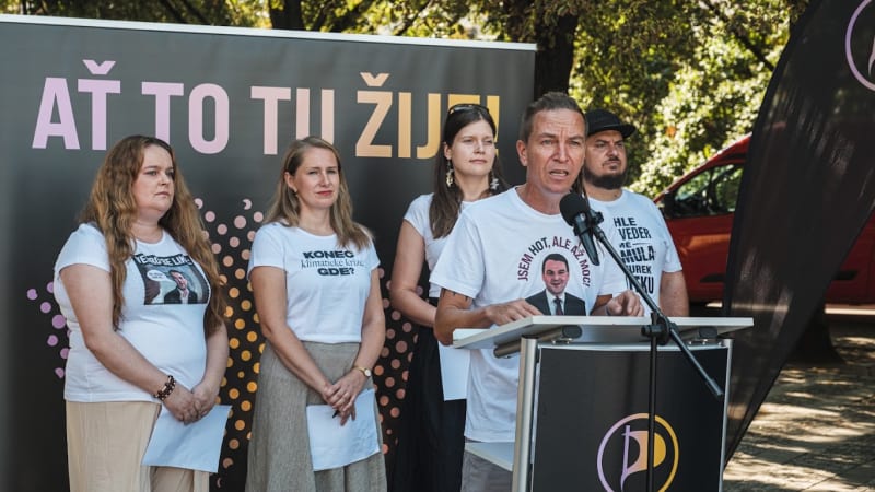 Vedro nás sejmulo jako Turek sanitku, vtipkovali Piráti. Varovali před uškvařením Prahy