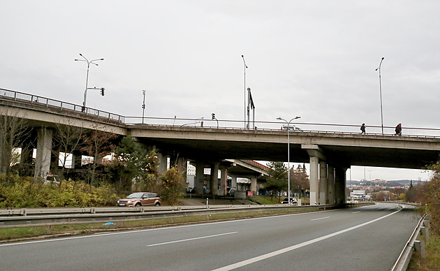 Na výpadovce z Brna řidiči zpomalují, dělníci ale nikde. Omezení zůstane další roky