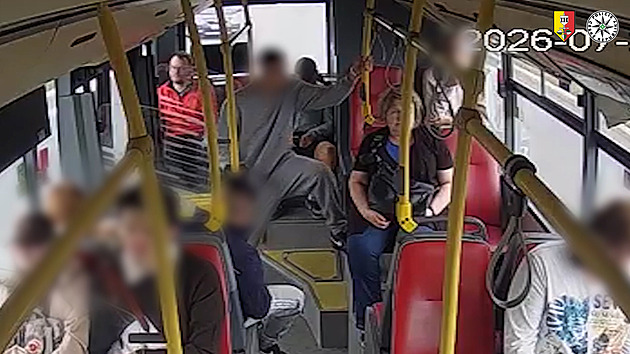 Dva mladíci vybírali „výpalné“ v autobuse na Černém Mostě. Hledají se svědci