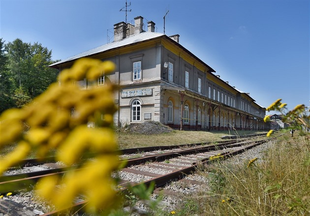Prodej historického nádraží v Krušných horách šetří policie, vadí nízká cena