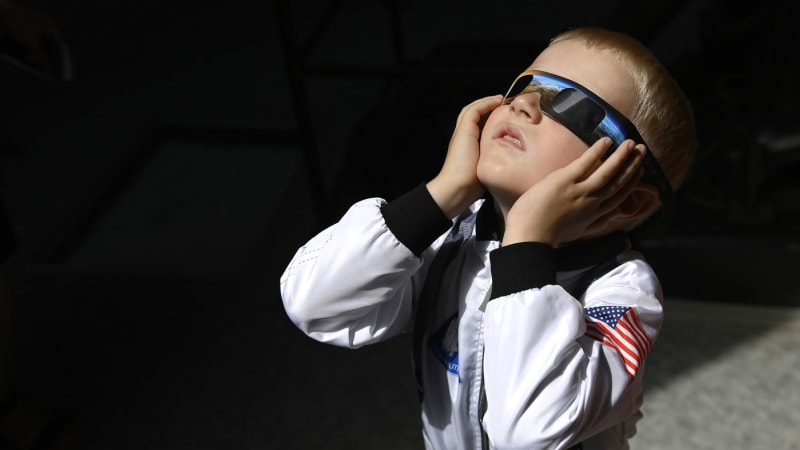 Nebeská podívaná nad Českem se blíží. Působivé zatmění Slunce doplní meteorická show