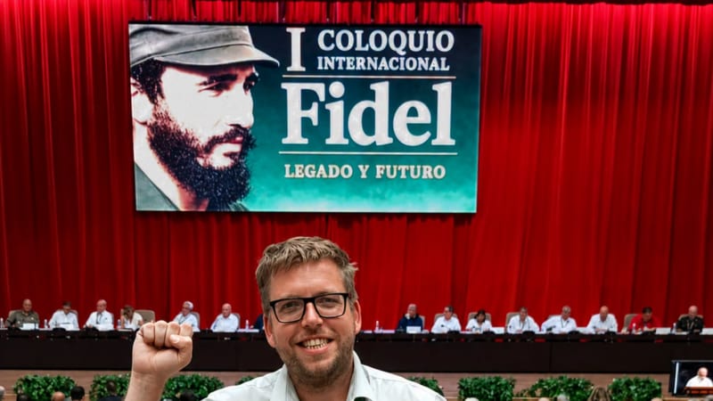 GLOSA: Zdvižená pěst a Fidel Castro. Komunista Krajča bojuje na zbídačené Kubě proti Trumpovi