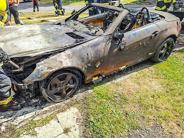Při požáru garáže shořel i sportovní mercedes, jeden člověk se zranil